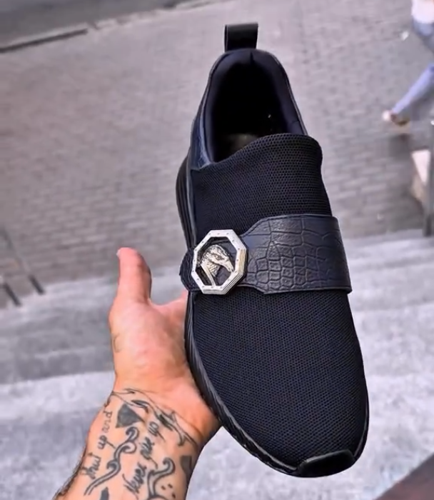 Leather Splicing Design With A Mesh Like Casual Shoe Feel