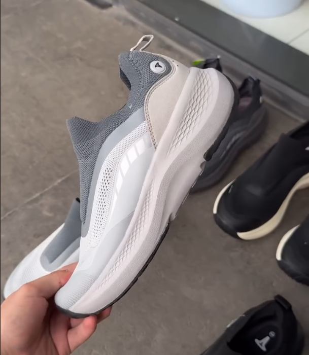 Thick Soled Single Kick Stitched Mesh Casual Shoes