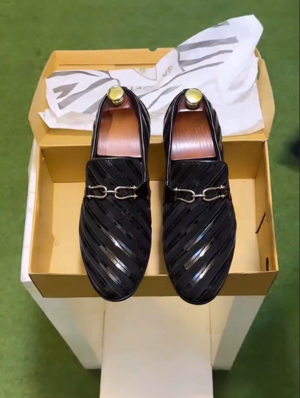 Luminous Striped Metal Accessories Casual Leather Shoes