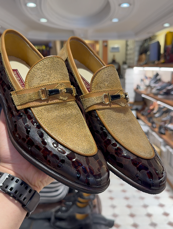 Color Blocked Horseshoe Buckle Casual Leather Shoes